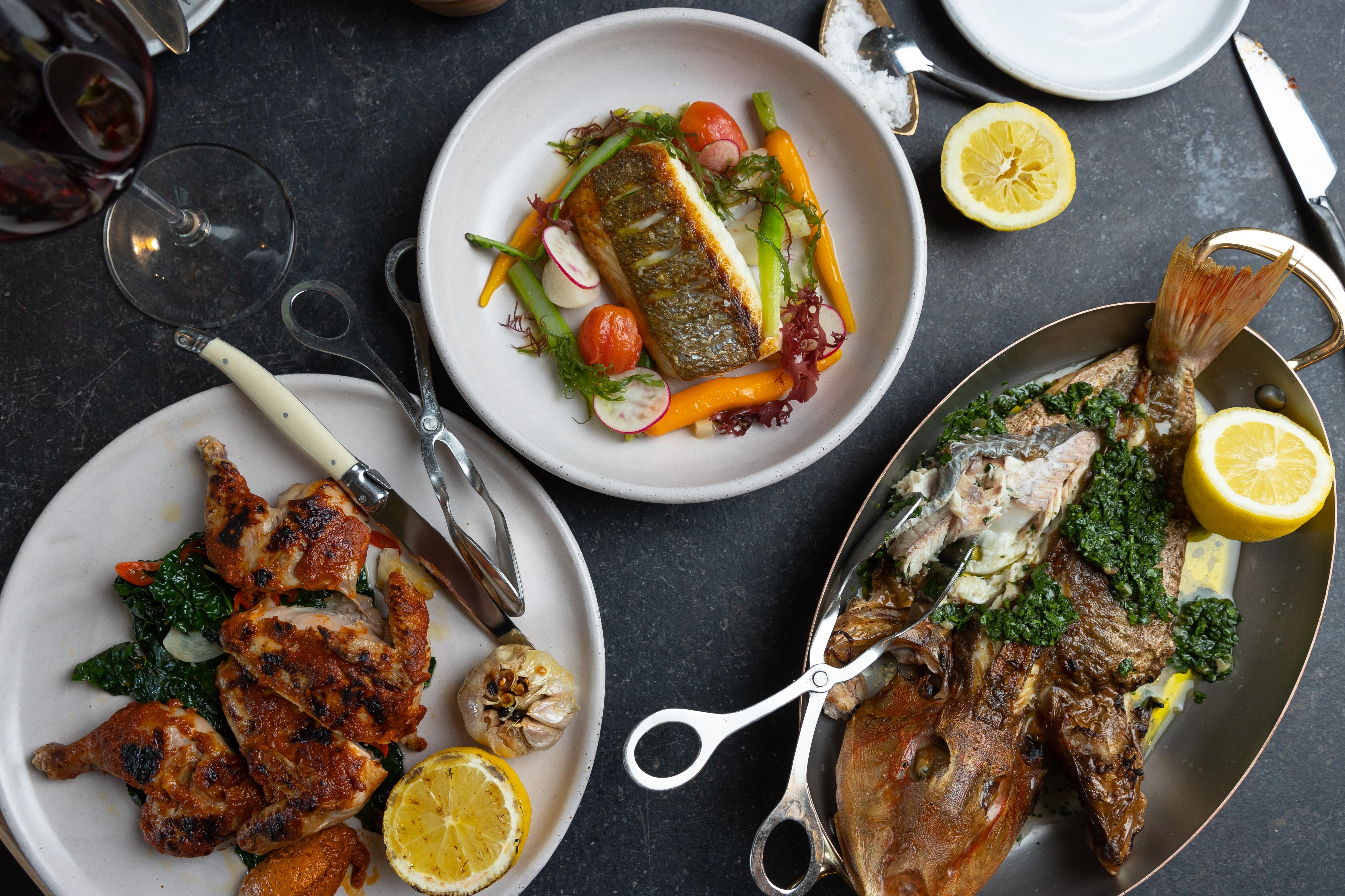 ホテル Qt オークランド エクステリア 写真 A selection of dishes at the restaurant