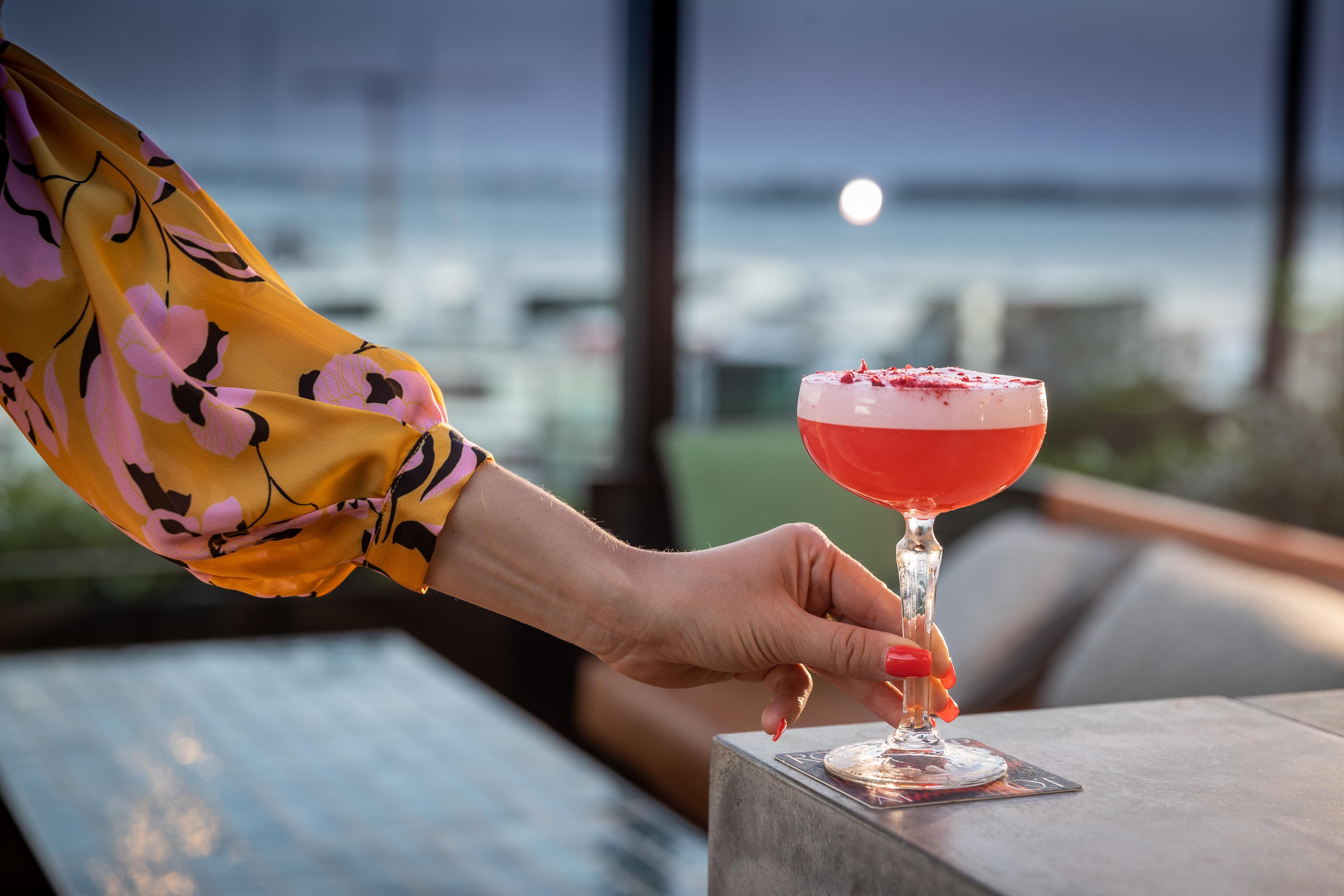 ホテル Qt オークランド エクステリア 写真 A woman holding a cocktail