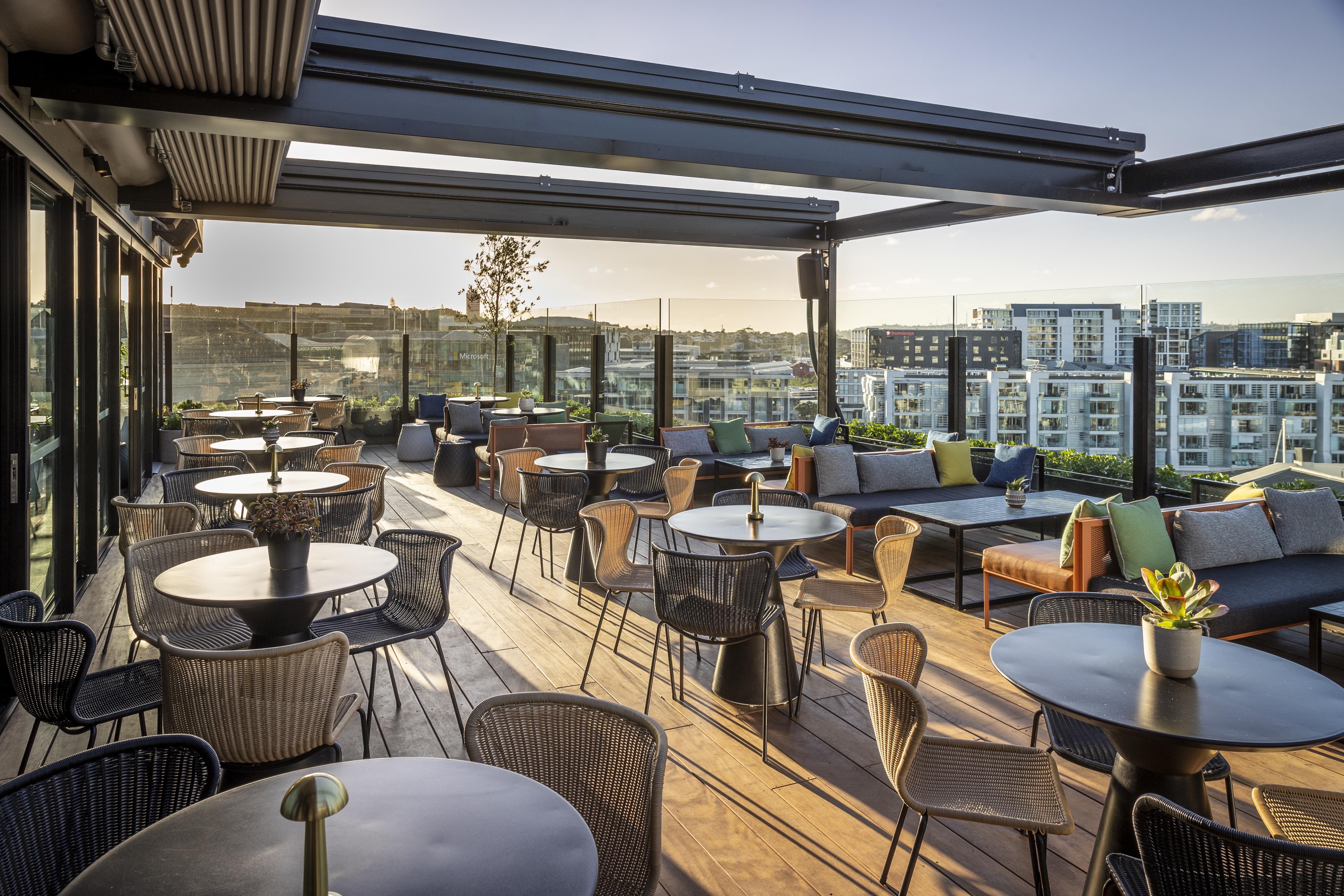 ホテル Qt オークランド エクステリア 写真 The rooftop bar at the hotel